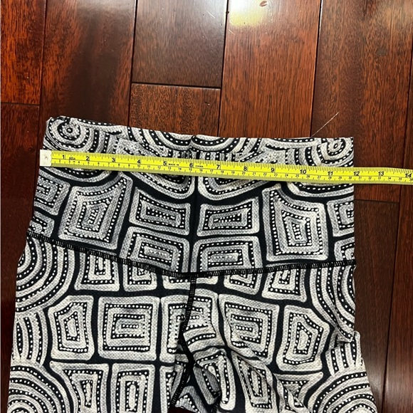 Niyama Sol Geometric Patterned Black and White Leggings - Picture 2 of 4